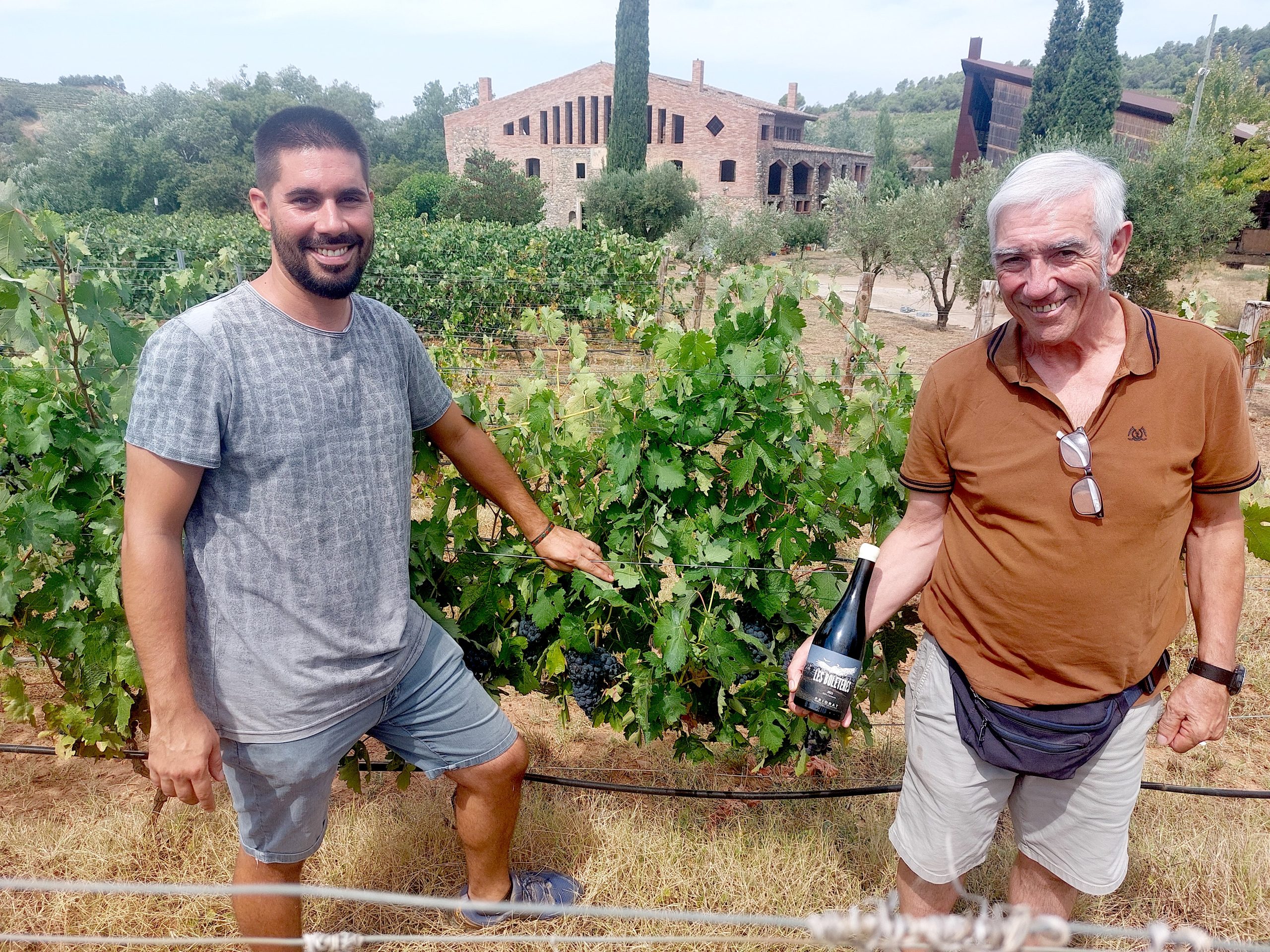 Ramon Oliver amb el seu fill Àlex, en una de les seves vinyes de Sant Marcell. Foto: Joan Carrion.